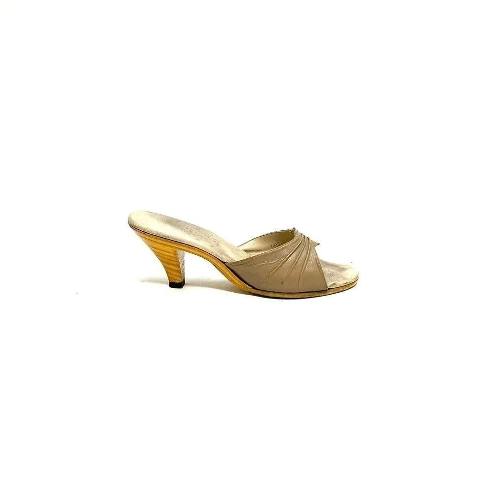 Vintage 1970s tan leather slip on polly style heels